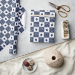 Papel De Regalo Felices Días de Retos | Hanukkah Dreidel moderno<br><div class="desc">¡Envuelve tus regalos de Hanukkah con esta moderna y puntiaguda envoltura de regalo! El diseño de cuadros blancos y azules de la marina incluye cuadros alternos de ilustraciones dreidel y "Happy Challah Days" en el moderno estilo de bloques blancos.</div>