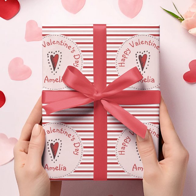 Papel De Regalo Feliz Día de San Valentín con franjas rosadas y ro (Cute Happy Valentine's Day Wrapping Paper for Kids. Red, Pink and White Stripes and Red Hearts. )