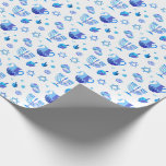 Papel De Regalo Feliz Fiesta Hanukkah Decoración Azul Hermosa<br><div class="desc">Feliz Fiesta Hanukkah Hermosa Decoración Azul, Festividad Judía, Papel Envuelto. Fondo judío de Hanukkah con símbolos tradicionales de Chanukah - dreidels de madera (hilatura superior), donuts, menorah de oro, velas, estrella de David y brillantes patrones de papel pintado de luces azules. Decoración del Festival Hanukkah. Jerusalén, Israel. Artesanías y Artículos...</div>