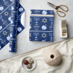 Papel De Regalo Feliz Hanukkah Hermosa familia judía Personalizado<br><div class="desc">Este lindo y moderno documento de envoltura Happy Hanukkah presenta un diseño elegante de símbolos judíos sobre un fondo blanco con tipografía azul bonito. Este hermoso envoltorio de regalo de Chanukah incluye su menorah,  dreidel,  y Star of David rodeando su mensaje y nombre familiar.</div>