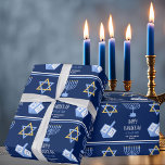 Papel De Regalo Feliz Hanukkah Hermosa familia judía Personalizado<br><div class="desc">Este lindo y moderno documento de envoltura Happy Hanukkah presenta un diseño elegante de símbolos judíos sobre un fondo blanco con tipografía azul bonito. Este hermoso envoltorio de regalo de Chanukah incluye su menorah,  dreidel,  y Star of David rodeando su mensaje y nombre familiar.</div>