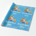 Papel De Regalo Feliz Navidad Santa Tree Regalos Personalizados No<br><div class="desc">Envoltura de regalo para Navidades modernos para niños,  con Santa,  un árbol de Navidad,  muchos regalos,  el saludo "Feliz Navidad" en tipografía elegante,  y un nombre personalizado. Sobre un fondo azul con copos de nieve.</div>