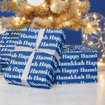 Papel De Regalo Feliz regalo de tipografía moderna azul de Hanukka<br><div class="desc">Feliz regalo de diseño de tipografía moderna en azul y blanco de Hanukkah Papel de ajuste. Patrón de texto blanco sobre fondo azul.</div>
