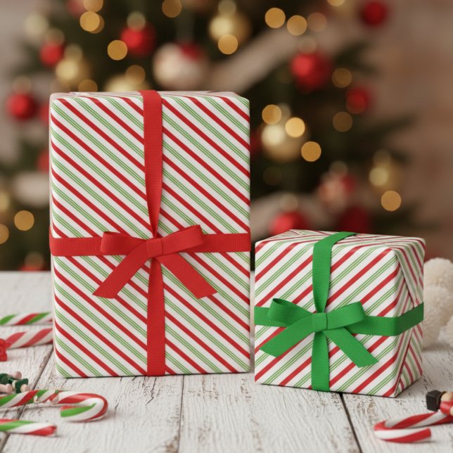 Papel De Regalo Festive Xmas Red Green White Diagonal Stripes (Festive Chirstmas Red and Green Candy Cane Stripes Pattern for Kids. Trendy Xmas Striped Gift Wrap)