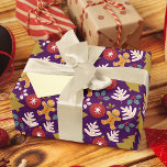Papel De Regalo Festividad Purple Christmas Tree Gingerbread Men<br><div class="desc">Un patrón estético de Navidades con hombres de pan de jengibre,  árboles de Navidad,  hojas festivas,  bayas y campanas de Navidades con los colores púrpura,  dorado,  rojo,  verde y blanco.</div>