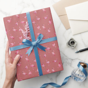 Papel De Regalo Flamencos de acuarela esparcidos sobre rojo desvaí