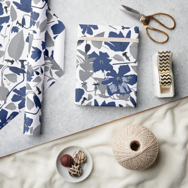 Papel De Regalo Flor azul gris azul Clematis Vine Floral (Clematis Vine Elegant Blue Gray Flowers gift wrap from Studio Posies. )
