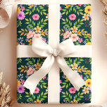 Papel De Regalo Flor Bouquet Floral Girly Elegante<br><div class="desc">Este elegante papel de envoltura cuenta con un vibrante ramo de flores coloridas colocado sobre un fondo profundo y rico. El diseño floral incluye una variedad de flores y exuberante vegetación, ideal para añadir un toque femenino y sofisticado a tus regalos. Ideal para cumpleaños, duchas de novias, bodas y ocasiones...</div>