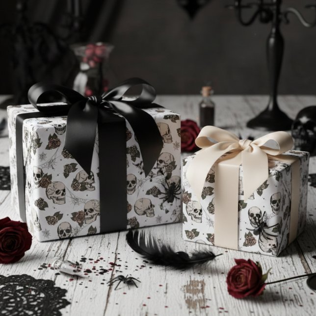 Papel De Regalo Floral de calaveras góticas blancas y Rosas (Gothic Black and White Floral Skulls Wrapping Paper. Vintage Dark Skull Roses Halloween Pattern)