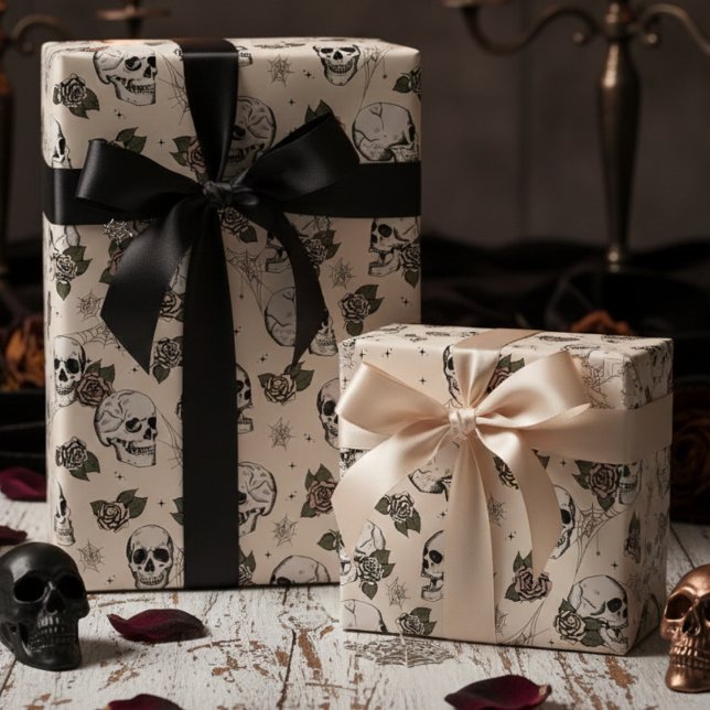 Papel De Regalo Floral de Rosas y calaveras góticas blancas antigu (Gothic Cream & Black Floral Skulls Wrapping Paper for Her Vintage Dark Skull Roses Halloween Pattern)