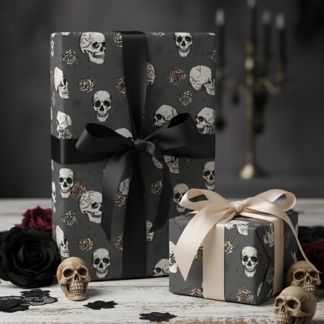 Papel De Regalo Floral gótica rosa casi negro con cráneos y Rosas (Gothic Black Floral Skulls Wrapping Paper. Vintage Dark Skull & Roses Halloween Pattern for Her)