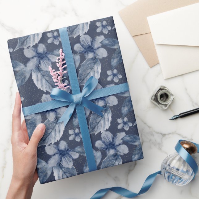 Papel De Regalo Flores azul acuarela sobre fondo azul (Regalar)