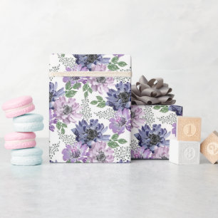 Papel De Regalo Flores azules y lilas sobre un fondo blanco.