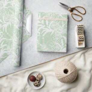 Papel De Regalo Flores blancas en verde claro.