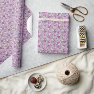 Papel De Regalo Flores blancas y moradas sobre un fondo lila pálid
