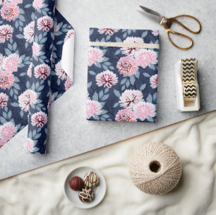 Papel De Regalo Flores blancas y rosas sobre azul oscuro.