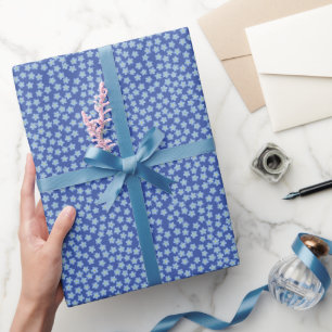 Papel De Regalo Flores estilizadas de nomeolvides sobre azul