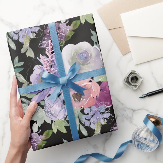 Papel De Regalo Fondo negro de Rosas rosados púrpura (Regalar)