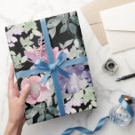 Papel De Regalo Fondo negro rosa morado floral<br><div class="desc">Envuelve tus regalos con elegancia con nuestro Papel de envuelto de fondo negro morado rosado. Este versátil tono rebosa de sofisticación intemporal,  lo que lo hace perfecto para cualquier ocasión. Eleva tus regalos con un toque de lujo sobrio que impresionará a cualquier destinatario.</div>