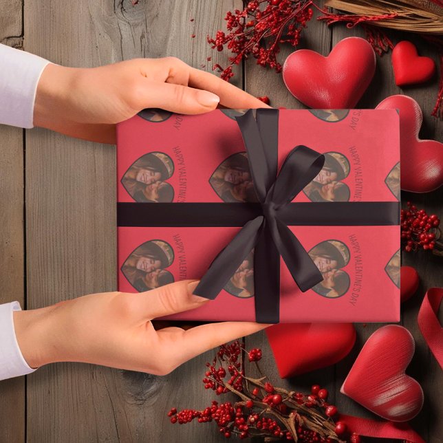 Papel De Regalo Fondo rojo del personalizado Valentine con forma c (Custom Valentine’s Red Background with Heart-Shape Wrapping Paper)