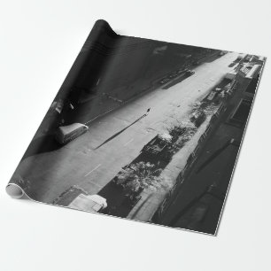 PAPEL DE REGALO FOTO DE GRAYSCALE DE PERSONAS CAMINANDO POR LA CAR