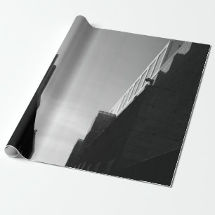 PAPEL DE REGALO FOTO DE GREYSCALE DE PATHWAY ENTRE EDIFICIOS