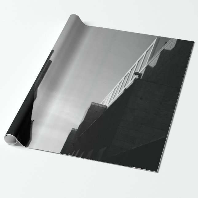 PAPEL DE REGALO FOTO DE GREYSCALE DE PATHWAY ENTRE EDIFICIOS (Desenrollado)