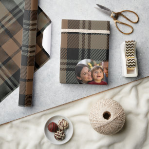 Papel De Regalo Foto de Navidad con Tartán Marrón y Negro Rústico