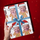 Papel De Regalo Foto de personalizado Face Gingerbread Funny Joe b<br><div class="desc">Personalizado Face Photo Gingerbread Funny Joe biden, Reemplaza la cara de este Gingerbread con tu foto favorita (asegúrate de recortar tanto a la cara como sea posible y usar una aplicación para eliminar el fondo) y personaliza este divertido papel de envolvimiento de vacaciones de los Navidades con tu hijo, esposo...</div>