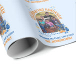Papel De Regalo Foto del Personalizable de la FAMILIA HANUKKAH<br><div class="desc">Familia personalizada HANUKKAH Wrapping Paper con TEXTO DE PERSONALIZABLE Y FOTO. Añade tus detalles y sube tu foto vertical. El diseño presenta el diseño de ventanas abovedadas con elementos Hanukkah. Hay disponibles camisetas,  regalos y suministros de fiesta. ¡Haga que su reunión familiar sea memorable por las razones correctas!</div>
