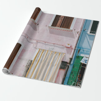 PAPEL DE REGALO FOTOGRAFÍA DE EDIFICIO DE COLOR ROSA CON CORTINA D