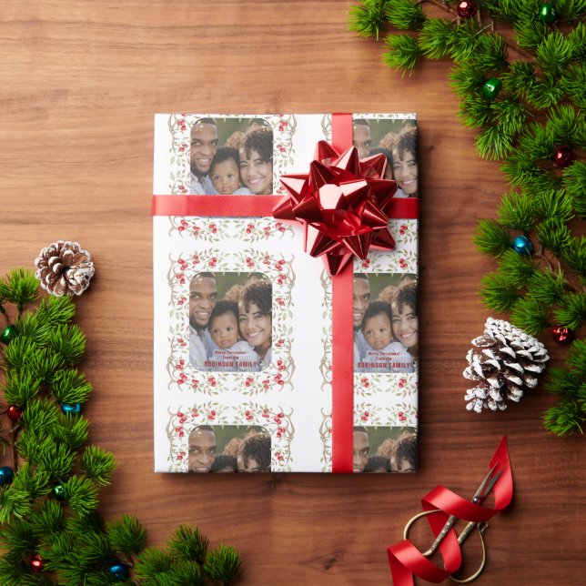 Papel De Regalo Fotos navideñas de Berry Wreath personalizadas (Regalo de vacaciones)