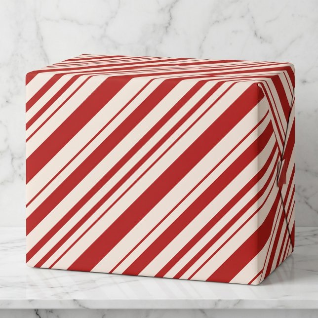 Papel De Regalo Franja diagonal de caramelo rojo y blanco (Classic stripes for everyone.)