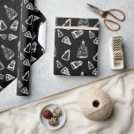Papel De Regalo Fun Black Cat Meowy Christmas Tree<br><div class="desc">¡Este divertido papel de envoltura de Navidades de los Navidades Meowy es perfecto para los amantes del gato! Un árbol de Navidad hecho de lindos gatos negros con ojos amarillos brillantes está coronado con una estrella dorada. El atrevido fondo negro y el diseño lúdico le dan un toque retro y...</div>