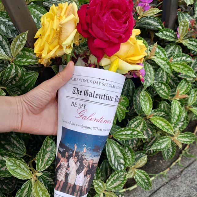 Papel De Regalo Galentines Day Periódico Flores Bouquet Litros (Galentines Day Newspaper Flower Bouquet Lips Wrapping Paper)