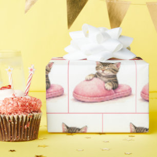 Papel De Regalo Gatito atigrado durmiendo en una zapatilla rosa