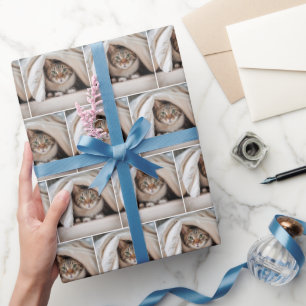 Papel De Regalo Gato de Tabby oculto bajo una manta