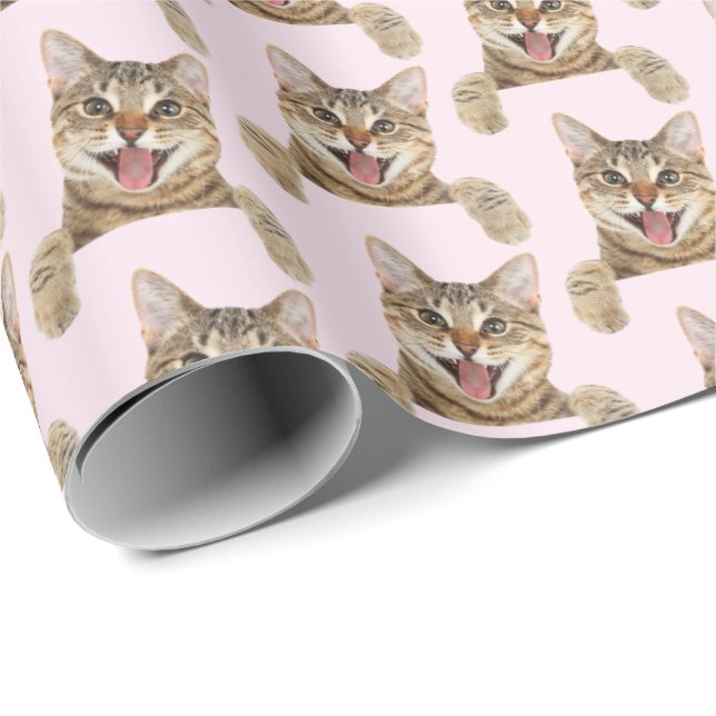 Papel De Regalo gato de tabby sonriente sobre rosa (Esquina del rollo)