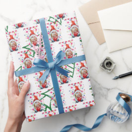 Papel De Regalo Gnome Santa con árboles de Navidad de fondo