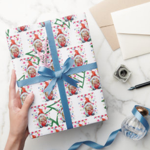 Papel De Regalo Gnome Santa con árboles de Navidad de fondo