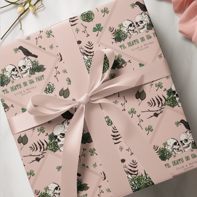 Papel De Regalo Gótico St Patricks Day Floral Skulls Boda irlandés (Chic Gothic Irish Wedding Til Death Do Us Part Gift Wrap. HandDrawn Skulls, Black Raven, Green Roses)