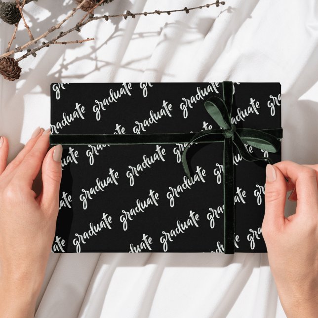 Papel De Regalo Graduado simple: fiesta de graduación en blanco y  (Simple Graduate Black And White Graduation party Wrapping Paper)