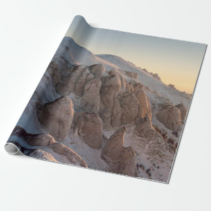 PAPEL DE REGALO GRANDES FORMACIONES ROCAS CUBIERTAS DE NIEVE