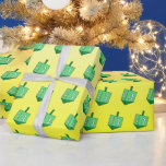 Papel De Regalo Green Dreidel sobre el Hanukkah amarillo<br><div class="desc">Green Dreidel sobre el papel de envolvimiento amarillo de Hanukkah</div>