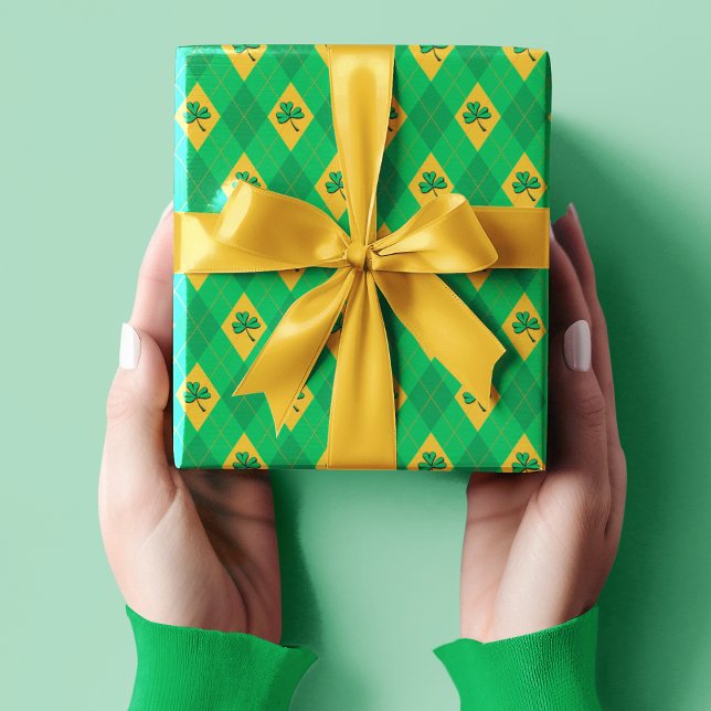 Papel De Regalo Green & Gold Clover Small Argyle St. Patrick's Day (Green and Gold Lucky Green Clover Argyle Design. Green and Gold Diamonds, Orange Dotted Lines.)