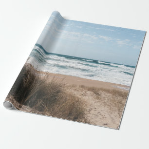 PAPEL DE REGALO GRISE MARRÓN CERCA DEL MAR BAJO CIELO AZUL