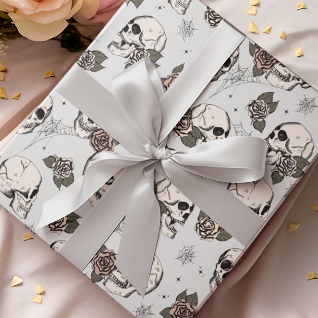 Papel De Regalo Halloween con cráneo de gótico gris claro y flores (Gothic Floral Skulls Pattern Wrapping Paper. Hand-Drawn Skulls, Roses, Webs on Light Gray Background)