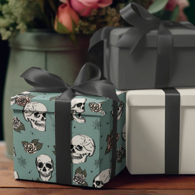 Papel De Regalo Halloween con cráneo verde gótico y flores (Gothic Floral Skulls Pattern Wrapping Paper. Hand-Drawn Skulls, Roses, Webs on Eucalyptus Background)