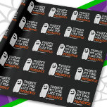 Papel De Regalo Halloween Spirit Happy Ghost Funny Halloween<br><div class="desc">Este divertido diseño de Halloween Feliz es perfecto para una espeluznante temporada espeluznante para y para cualquiera que AME Halloween! ¡Ideal para un fiesta de disfraces de Halloween o para mostrar tu espíritu de Halloween todo el año! Características de 'No hay tiempo como la presencia' divertido chiste feliz de Halloween...</div>