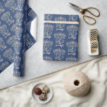 Papel De Regalo Hanukkah Amor y Luz Floral Menorah<br><div class="desc">Hanukkah Love & Light Floral Menorah Wrapping Paper. Personalice el texto personalizado anterior. En nuestra colección "Floral Hanukkah Menorah y Dreidel" se pueden encontrar elementos de coordinación adicionales.</div>